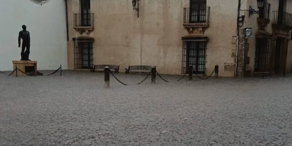 El agua produjo grandes acumulaciones de agua en la calle Virgen de la Paz