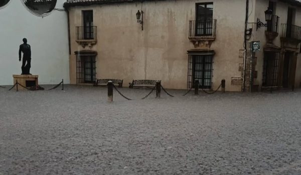 El agua produjo grandes acumulaciones de agua en la calle Virgen de la Paz
