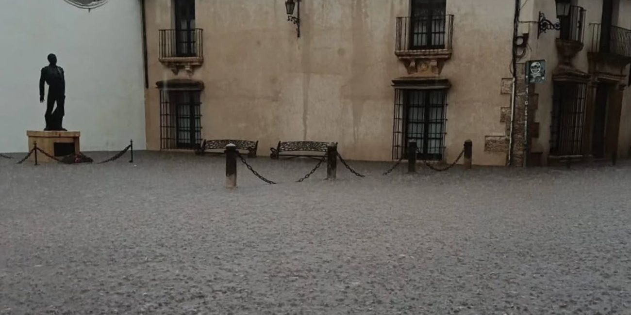El agua produjo grandes acumulaciones de agua en la calle Virgen de la Paz