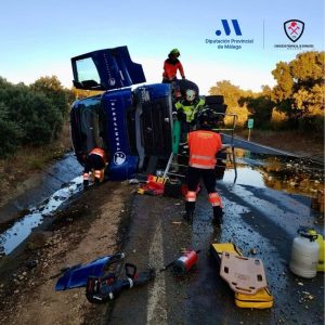 Los bomberos tuvieron que rescatar al conductor, que quedó atrapado en el vehículo | CPB Málaga