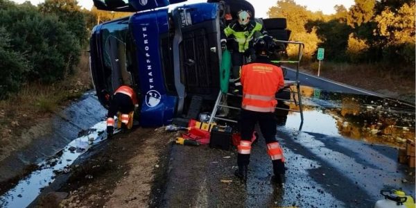 Los bomberos tuvieron que rescatar al conductor, que quedó atrapado en el vehículo | CPB Málaga
