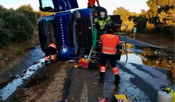 Los bomberos tuvieron que rescatar al conductor, que quedó atrapado en el vehículo | CPB Málaga