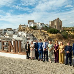 Autoridades y Junta Directiva de AETUR en el Mirador del Carmen, con el casco histórico de Setenil de las Bodegas al fondo, tras el acto fundacional de la asociación. De izquierda a derecha: D. Francisco José Molinillo Ruiz, vicepresidente de AETUR; D.ª Verónica Cubiles Molinillo, Secretaria de la Agrupación Local del PSOE de Setenil de las Bodegas; D. Antonio Andújar Olivares, Director del Área de Desarrollo de Negocios y Alianzas de la CEC; D. Alejandro Castillo Moyano, presidente-fundador de AETUR; D. Rafael Vargas Villalón, Alcalde de Setenil de las Bodegas; D.ª María Jesús Herencia Montaño, Delegada Territorial de Turismo, Justicia, Desregulación y Administración Local en Cádiz de la Junta de Andalucía; D.ª Ana Isabel Medina Curquejo, Presidenta de la Mancomunidad de Municipios de la Sierra de Cádiz; D.ª Virginia Villalón Domínguez, Concejala de Turismo del Ayuntamiento de Setenil de las Bodegas; D. José Muñoz Flores, Director del Departamento de Formación y Empleo de la CEC; D. Daniel Camacho Pérez, secretario de AETUR; y D.ª Patricia Rivera Ortiz, tesorera de AETUR | Mario J. García Vargas.