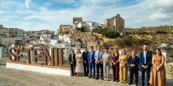 Autoridades y Junta Directiva de AETUR en el Mirador del Carmen, con el casco histórico de Setenil de las Bodegas al fondo, tras el acto fundacional de la asociación. De izquierda a derecha: D. Francisco José Molinillo Ruiz, vicepresidente de AETUR; D.ª Verónica Cubiles Molinillo, Secretaria de la Agrupación Local del PSOE de Setenil de las Bodegas; D. Antonio Andújar Olivares, Director del Área de Desarrollo de Negocios y Alianzas de la CEC; D. Alejandro Castillo Moyano, presidente-fundador de AETUR; D. Rafael Vargas Villalón, Alcalde de Setenil de las Bodegas; D.ª María Jesús Herencia Montaño, Delegada Territorial de Turismo, Justicia, Desregulación y Administración Local en Cádiz de la Junta de Andalucía; D.ª Ana Isabel Medina Curquejo, Presidenta de la Mancomunidad de Municipios de la Sierra de Cádiz; D.ª Virginia Villalón Domínguez, Concejala de Turismo del Ayuntamiento de Setenil de las Bodegas; D. José Muñoz Flores, Director del Departamento de Formación y Empleo de la CEC; D. Daniel Camacho Pérez, secretario de AETUR; y D.ª Patricia Rivera Ortiz, tesorera de AETUR | Mario J. García Vargas.
