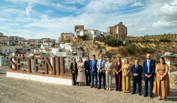 Autoridades y Junta Directiva de AETUR en el Mirador del Carmen, con el casco histórico de Setenil de las Bodegas al fondo, tras el acto fundacional de la asociación. De izquierda a derecha: D. Francisco José Molinillo Ruiz, vicepresidente de AETUR; D.ª Verónica Cubiles Molinillo, Secretaria de la Agrupación Local del PSOE de Setenil de las Bodegas; D. Antonio Andújar Olivares, Director del Área de Desarrollo de Negocios y Alianzas de la CEC; D. Alejandro Castillo Moyano, presidente-fundador de AETUR; D. Rafael Vargas Villalón, Alcalde de Setenil de las Bodegas; D.ª María Jesús Herencia Montaño, Delegada Territorial de Turismo, Justicia, Desregulación y Administración Local en Cádiz de la Junta de Andalucía; D.ª Ana Isabel Medina Curquejo, Presidenta de la Mancomunidad de Municipios de la Sierra de Cádiz; D.ª Virginia Villalón Domínguez, Concejala de Turismo del Ayuntamiento de Setenil de las Bodegas; D. José Muñoz Flores, Director del Departamento de Formación y Empleo de la CEC; D. Daniel Camacho Pérez, secretario de AETUR; y D.ª Patricia Rivera Ortiz, tesorera de AETUR | Mario J. García Vargas.