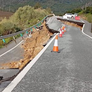 Un tramo de la A-374, destrozado por el temporal