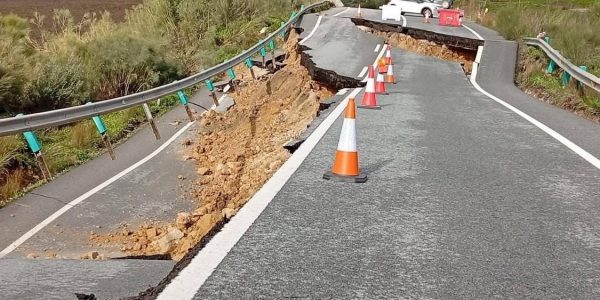 Un tramo de la A-374, destrozado por el temporal