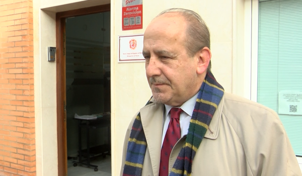 Caballero-Bonald frente a la delegación en Ronda del Ilustre Colegio de Abogados de Málaga