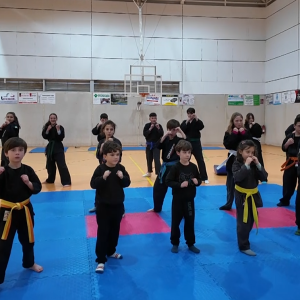 Durante el reportaje, varios jóvenes deportistas del club compartieron su experiencia en este deporte, destacando el compañerismo, la diversión y la seguridad que les aporta tanto dentro como fuera del tatami.