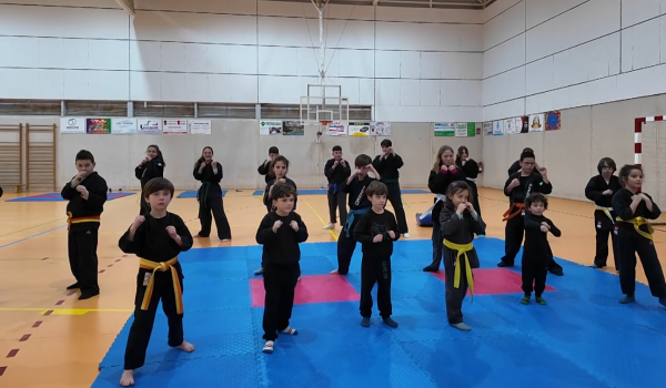 Durante el reportaje, varios jóvenes deportistas del club compartieron su experiencia en este deporte, destacando el compañerismo, la diversión y la seguridad que les aporta tanto dentro como fuera del tatami.