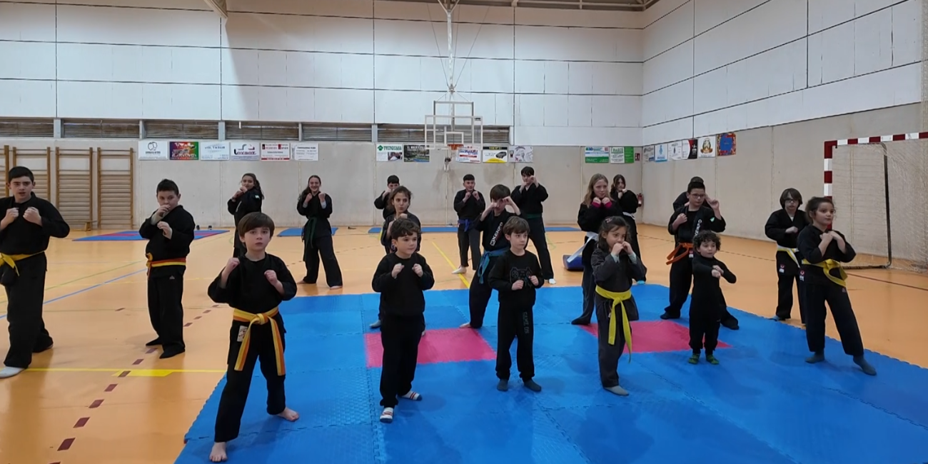 Durante el reportaje, varios jóvenes deportistas del club compartieron su experiencia en este deporte, destacando el compañerismo, la diversión y la seguridad que les aporta tanto dentro como fuera del tatami.
