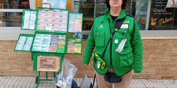 García en su puesto habitual junto a Pastelería Patricia.