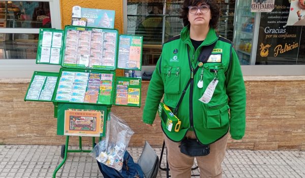 García en su puesto habitual junto a Pastelería Patricia.