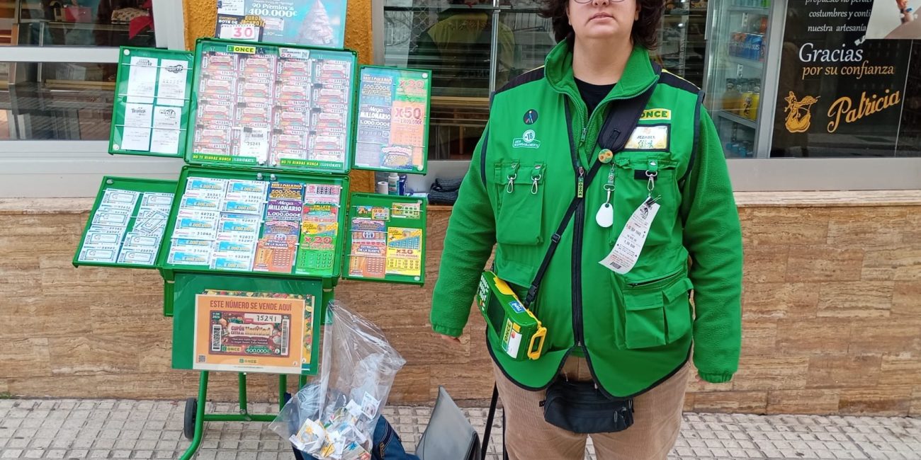 García en su puesto habitual junto a Pastelería Patricia.