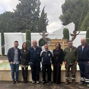 Cementerio01 Trabajadores municipales junto a la edil de Cementerios, Concha Muñoz