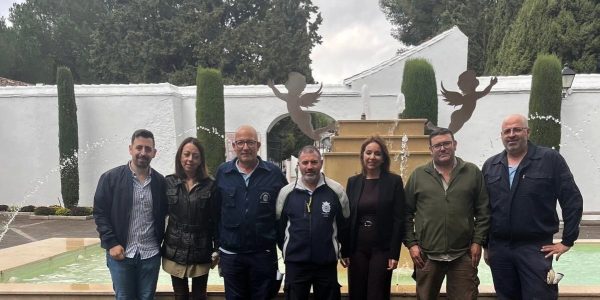 Cementerio01 Trabajadores municipales junto a la edil de Cementerios, Concha Muñoz