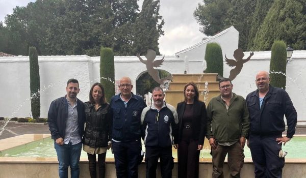 Trabajadores municipales junto a la edil de Cementerios, Concha Muñoz