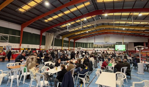 El polideportivo El Fuerte se ha convertido en un lugar de encuentro para los vecinos