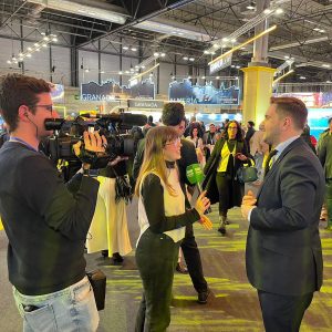 El concejal de Turismo, Ángel Martínez, atendiendo a CharryTV Ronda en la edición del pasado año de Fitur