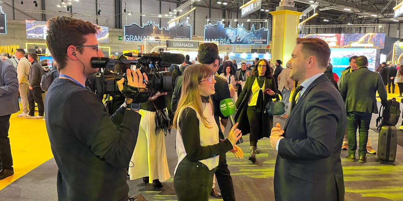 El concejal de Turismo, Ángel Martínez, atendiendo a CharryTV Ronda en la edición del pasado año de Fitur