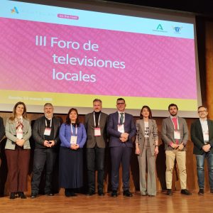 Miembros de la junta de ACUTELAN, con su presidente Juan Antonio Rodríguez, acompañados por Marta Olea y Domi del Postigo