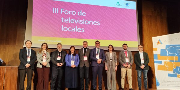 Miembros de la junta de ACUTELAN, con su presidente Juan Antonio Rodríguez, acompañados por Marta Olea y Domi del Postigo