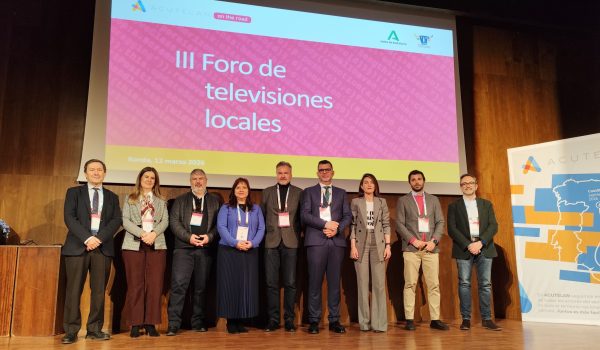 Miembros de la junta de ACUTELAN, con su presidente Juan Antonio Rodríguez, acompañados por Marta Olea y Domi del Postigo
