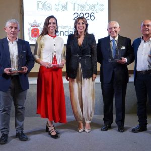 Foto de familia de los galardonados con la alcaldesa, María de la Paz Fernández