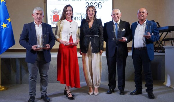 Foto de familia de los galardonados con la alcaldesa, María de la Paz Fernández