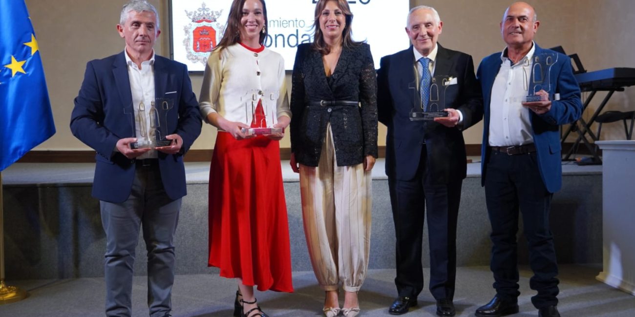 Foto de familia de los galardonados con la alcaldesa, María de la Paz Fernández