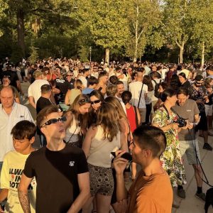 La Alameda se llena de personas para ver el eclipse