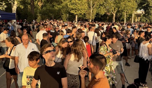 La Alameda se llena de personas para ver el eclipse