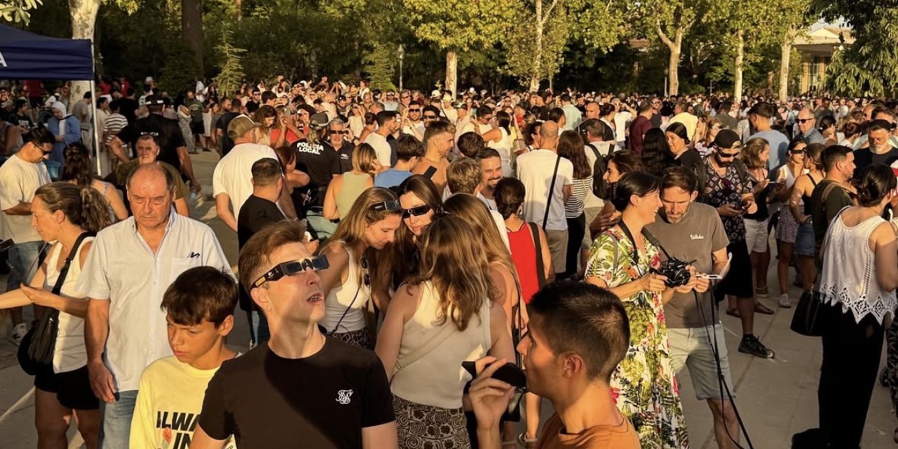 La Alameda se llena de personas para ver el eclipse