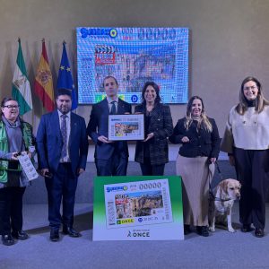 La alcaldesa de Ronda, María de la Paz Fernández, junto a miembros de la ONCE y la delegada de Asuntos Sociales, Cristina Durán, en la presentación del cupón dedicado a nuestra ciudad