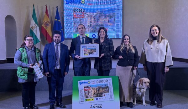 La alcaldesa de Ronda, María de la Paz Fernández, junto a miembros de la ONCE y la delegada de Asuntos Sociales, Cristina Durán, en la presentación del cupón dedicado a nuestra ciudad