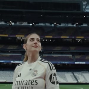 Su familia la sorprendió en el césped del Santiago Bernabéu- Fotografía: Real Madrid