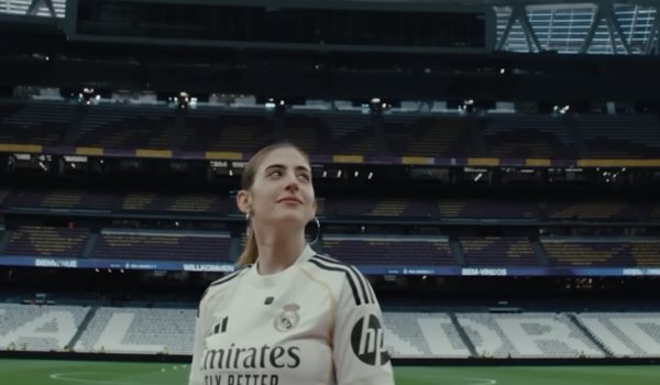 Su familia la sorprendió en el césped del Santiago Bernabéu- Fotografía: Real Madrid