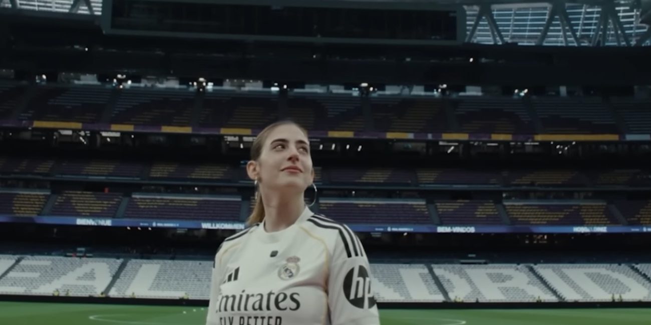 Su familia la sorprendió en el césped del Santiago Bernabéu- Fotografía: Real Madrid