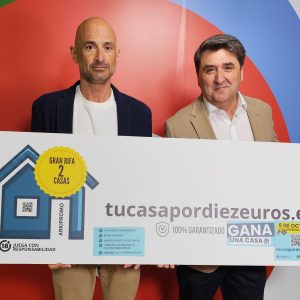 Jesús Ortega, portavoz de la rifa, Antonio Gil, en representación de Arkipromo
