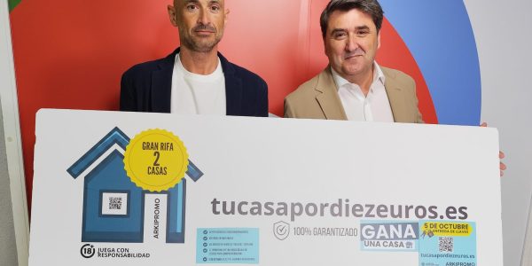 Jesús Ortega, portavoz de la rifa, Antonio Gil, en representación de Arkipromo