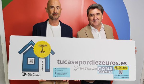 Jesús Ortega, portavoz de la rifa, Antonio Gil, en representación de Arkipromo