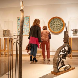 La muestra engloba cerámica, cuero, forja, talla en madera, tapices y textiles y orfebrería y joyería | Fundación Unicaja