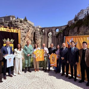 El coronel Sánchez, junto a representantes de los ayuntamientos y patrocinadores de la prueba.
