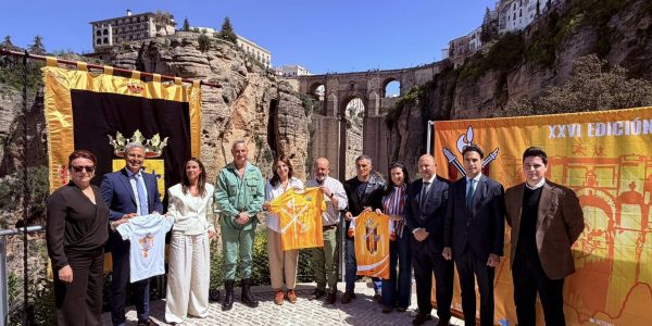 El coronel Sánchez, junto a representantes de los ayuntamientos y patrocinadores de la prueba.