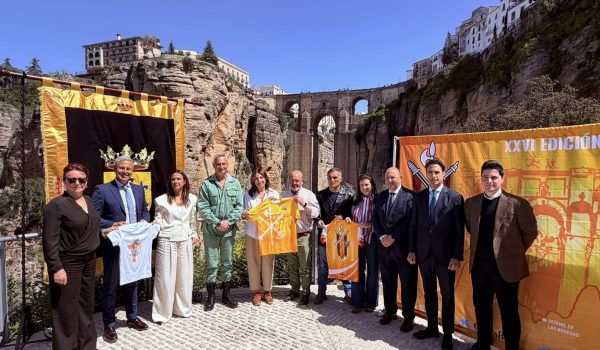 El coronel Sánchez, junto a representantes de los ayuntamientos y patrocinadores de la prueba.