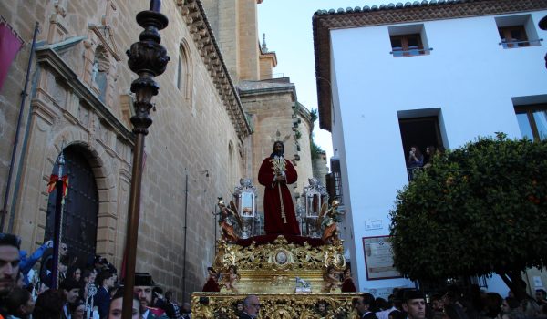 También ha visto la calle el nuevo llamador, obra de la Orfebrería Villena y la nueva túnica del Señor