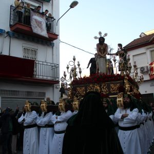 El trono de Nuestro Padre Jesús en la Columna, comandado por Antonio Vela Tirado y portado por 86 horquilleros, volvió a dejar estampas únicas