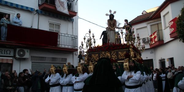 El trono de Nuestro Padre Jesús en la Columna, comandado por Antonio Vela Tirado y portado por 86 horquilleros, volvió a dejar estampas únicas