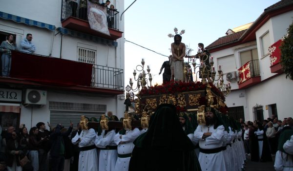 El trono de Nuestro Padre Jesús en la Columna, comandado por Antonio Vela Tirado y portado por 86 horquilleros, volvió a dejar estampas únicas
