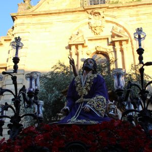 El paso de misterio mostraba a Nuestro Señor Orando en el Huerto ataviado con una túnica morada bordada en oro